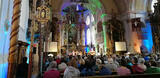 Bild vergrößern: Stimmungsvoll in Licht getaucht und mit einer großen Bandbreite an Liedern war die Chornacht in der Pfarrkirche St. Martin ein besonderes Erlebnis.